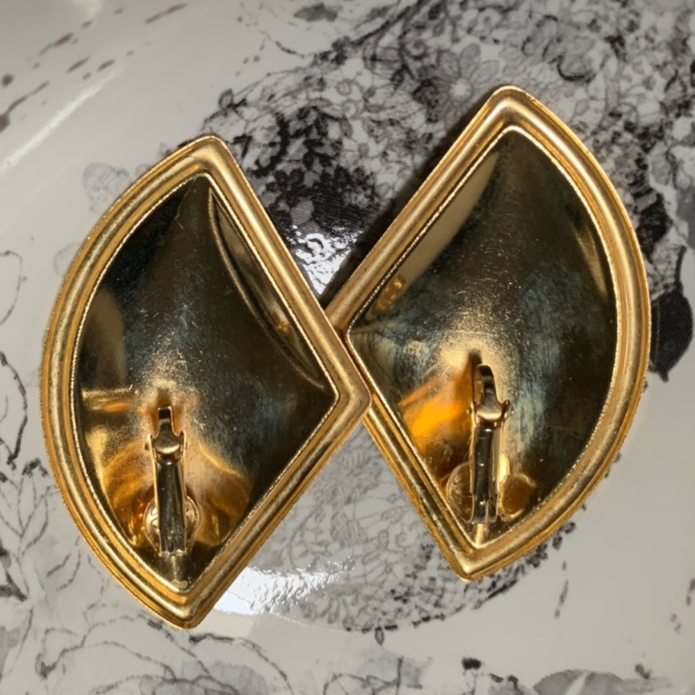 VINTAGE SWIRLY SHIMMERY clip on earrings - Picture 9 of 13